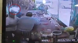 بالفيديو.. لاجئ سوري يحرق نفسه في بيروت