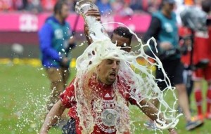 سكبوا "الخمر" عليه.. فانفجر غاضبا في غرفة تبديل الملابس =فيديو-