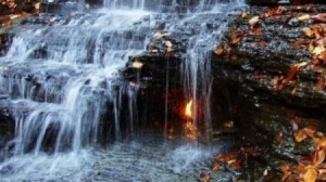 شعلة نار تعشق قطرة مياه لم تنطفئ لآلاف السنين بنيويورك