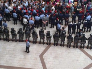 بالصور: درك وتوتر في ساحات قصر العدل