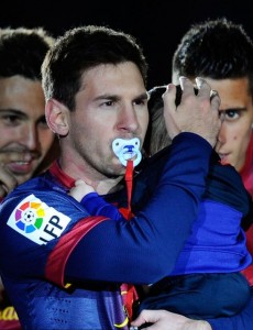 ميسي يعود طفلا وابنه تياغو يرفع الكأس - صور