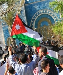 شاهد بالصور .. حشود الاردنيين امام السفارة العراقية