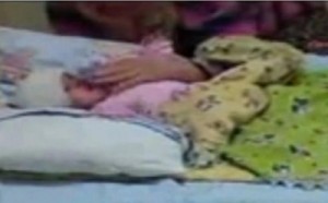 بعد أن قتلت اثنين من أطفالها ... أم تكتم نفس رضيعتها لقتلها ..شاهد الفيديو