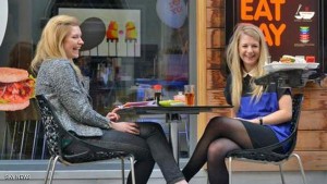 بالفيديو والصور : صينية طائرة لتقديم الوجبات السريعة