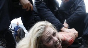 "فيمن" تتوعد الإسلاميين "بجيش من العاريات"