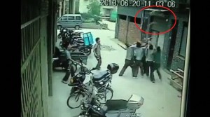 شاهد .. انقذوها بعدما سقطت من الطابق الخامس