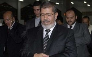 مرسى يؤم الرسول في الصلاة...فيديو