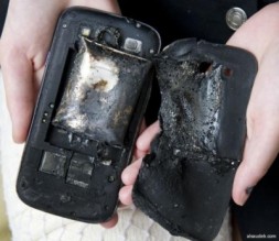 هاتف "جالكسي3" ينفجر بجيب طالبة جامعية ويحرق جسدها ..