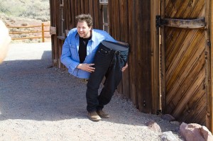 ساحر يمشي بنصف جسده !