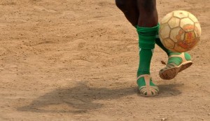 سيدة تتحدى نجوم كرة القدم - فيديو