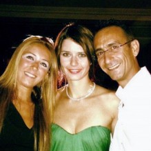 بالصور.. الممثلة التركية بيرين سآت الشهيرة بـفاطمة تتألق في زفاف شقيقها