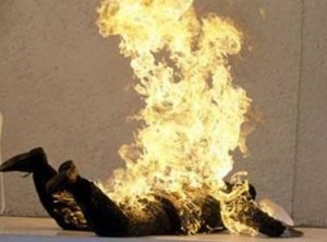 سحاب: أشعلوا النار بعامل وافد وهربوا