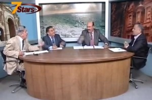 تراشق بالماء والشتائم بين الضلاعين وخريس على الهواء مباشرة !- فيديو