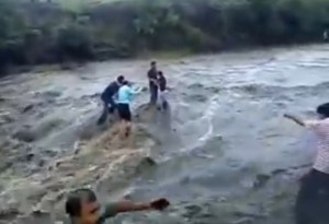 فيديو لآخر لحظات حياة عائلة جرفتها السيول