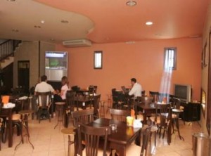 السماح للفتيات بالعمل في "المقاهي" دون موافقة امنية