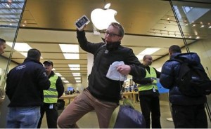 المولعون بهواتف أبل يقفون في طوابير (صور)