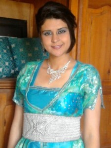 سلمى رشيد مع شقيقتها .. تطلبان رأي الجمهور.. شاهد الصورة