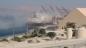 أغبرة الفوسفات تداهم سماء العقبة وناشطون يرسمون على جدران الميناء