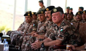 الملك يتابع تمرينا تعبويا في منطقة عسكرية .. صور