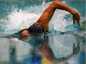 الاغوار الشمالية : تزل للسباحة في بركة زراعية فابتلع سمكة ودخل بغيبوبة !