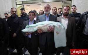 بالصور ..رئيس الوزراء بغزة اسماعيل هنية يشارك في مراسم دفن حفيدته