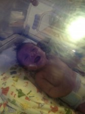 بالصور.. ممرضات يغلقن فم رضيع بشريط لاصق لمنعه من البكاء