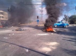 الزرقاء : ذوو الطالبة المقتولة (نور) يغلقون طرق عمان الزرقاء