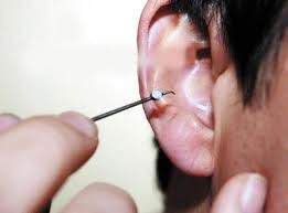 إخراج سماعة غش من اذن طالب بالمدينة الطبية..وخروقات اليوم الاول