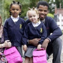 بالفيديو.. مليون مشاهدة في 24 ساعة لرضيعةٍ تقابل توأم والدها باندهاش