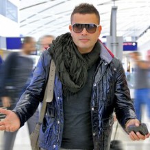 شاهد .. صورة أخرى نادرة من مراهقة عمرو دياب وصور أولاده الـ3