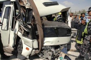 9 إصابات بإقتحام حافلة لمحل تجاري في طلوع المصدار