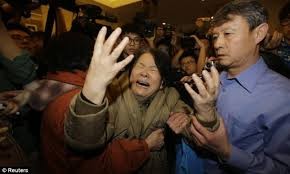 بالصور والفيديو..ردود فعل أهالي ضحايا الطائرة الماليزية بعد إعلان موت ذويهم