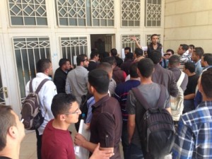 بالصور ... احتجاجات وعشرات من الطلبة يغلقون مداخل الكليات في "جامعة الاسراء "