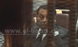 بالفيديو.. مبارك يبكى أثناء محاكمته ويجفف دموعه "بمنديل" عقب سماع المرافعة