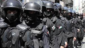 اشتباك بالأسلحة النارية خلال مداهمة الأمن والبادية منزلاً -