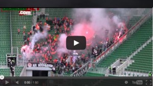 لحظة احتراق مشجع في مباراة - فيديو