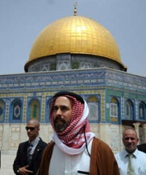 الأمير «غازي بن محمد» يطالب بإبطال تحريم زيارة «الأقصى»