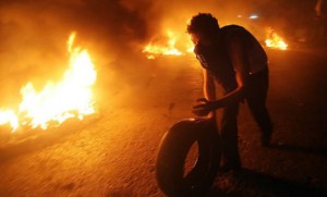 احتجاجات وشغب ومدمع في الزرقاء اثر مقتل شاب طعنا ...تفاصيل