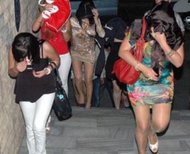 ضبط 11 فتاة أعمارهن بين 14 و17 عاما في احد المطاعم السياحية في شارع المدينة المنورة