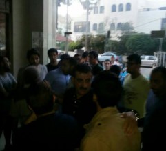 بالصور .. العشرات من مشجعي الفيصلي يعتصمون أمام مقره لإسقاط إدارته