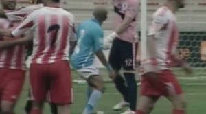 بالفيديو : حارس الفيصلي " الشطناوي " يعتدي على زميله اثناء المباراة