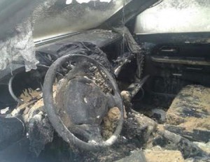 بالصور .. احتراق سيارة رئيس بلدية الهاشمية بفعل فاعل