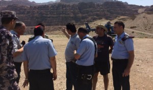 شاهد بالصور.. كيف عثرت طائرت الامن العام على سائحين فرنسيين في مادبا