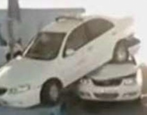 بالفيديو: "أغبى" حادث بين سيارتين