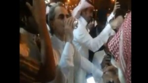 شاهد بالفيديو.. ماذا فعل الوليد بن طلال مع شباب أمام بقالة