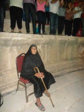 أمرآة مسنة ابرز الحضور لحفل عساف