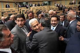 كتب باسماء المانحين والحاجبين للثقة للوزارات والمؤسسات للتعامل على اساسها