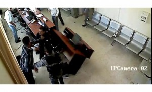 بالفيديو...كاميرات مراقبة ترصد اعتداء على موظفين بـ"التنمية"