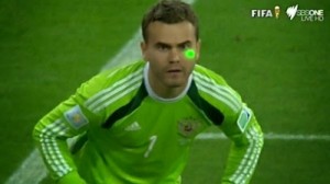 بسبب أشعة الليزر .. محللون اجانب يشنون هجوماً عنصرياً على جماهير الجزائر وعدم شرعية الهدف