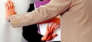 عشريني يتحرش جنسياً بابنة الملحق العسكري الإيطالي..!! في القاهرة